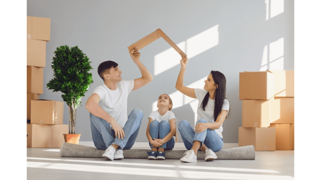 Famille assise au sol entourée de cartons, préparant un déménagement. Déménagement longue distance bouche du Rhône, déménageurs et devis personnalisé inclus.